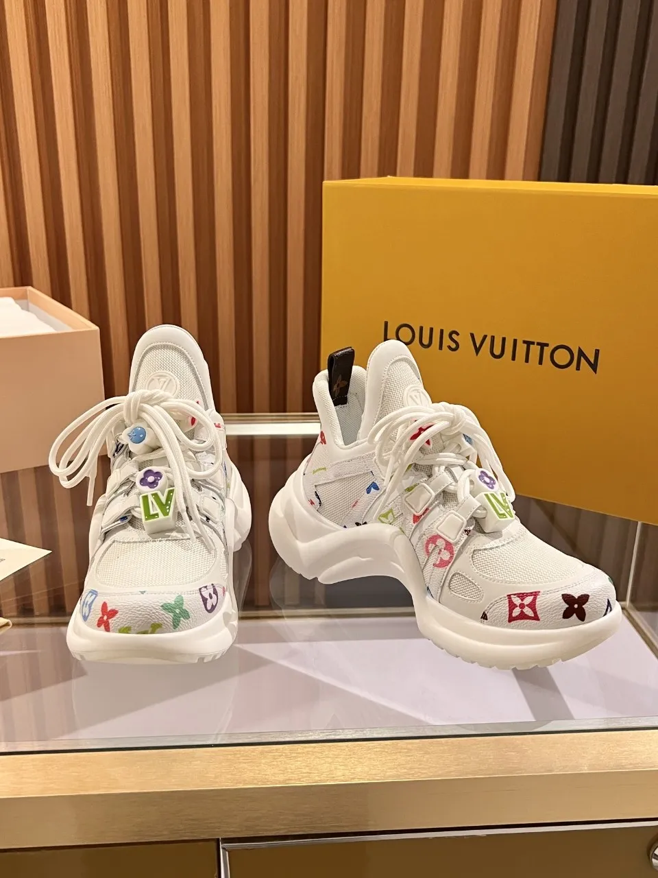 👟👟Ex-factory price 720👟👟 This three-color LV is different. 2025 new Murakami Takashi co-branded black three-color LV fancy button model Archlight donkey brand hardware casual sports dad shoes with an increased heel height of about 5.5cm, 35-41 white letter buckle